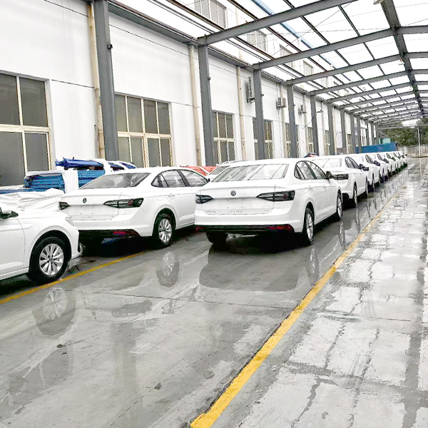 ACAR车辆训练舰队在覆盖的停车场