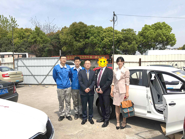 团队成员在户外